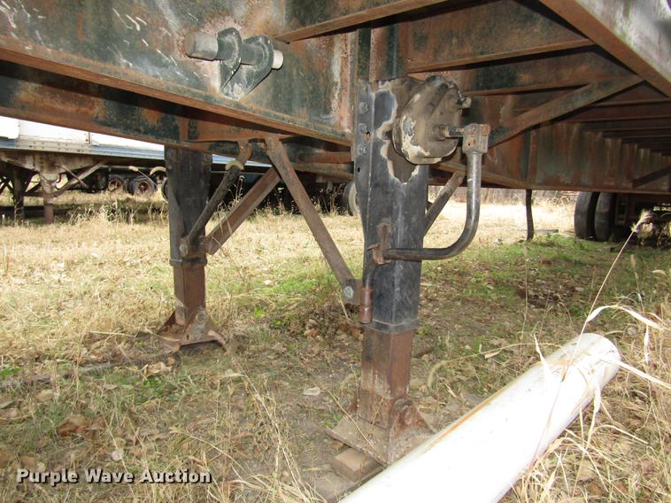 image for item DA3248 1976 Fruehauf flatbed trailer