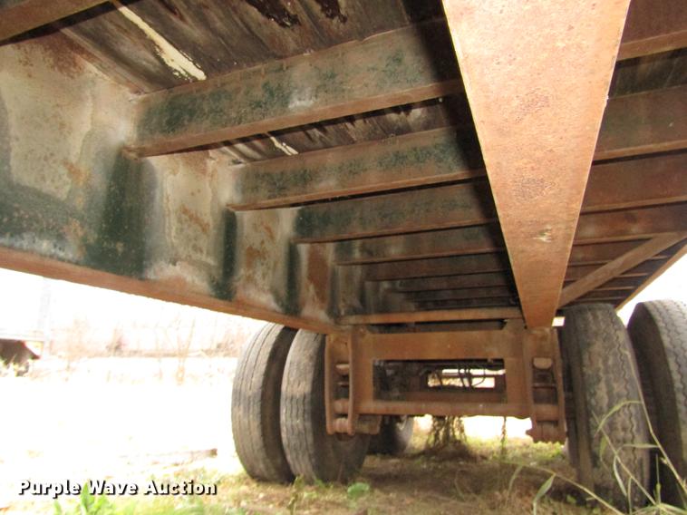 image for item DA3248 1976 Fruehauf flatbed trailer