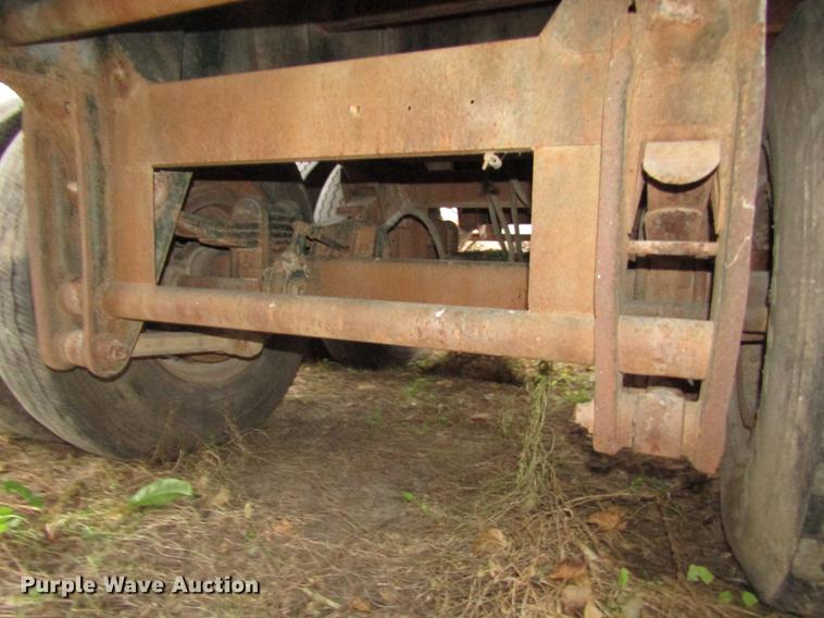 image for item DA3248 1976 Fruehauf flatbed trailer