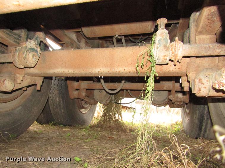 image for item DA3248 1976 Fruehauf flatbed trailer