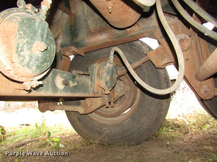 image for item DA3248 1976 Fruehauf flatbed trailer