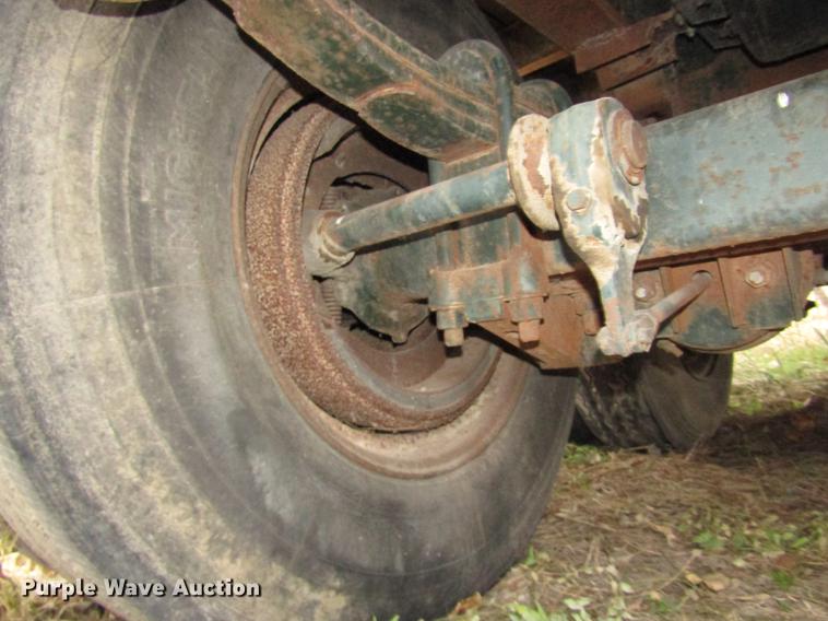 image for item DA3248 1976 Fruehauf flatbed trailer