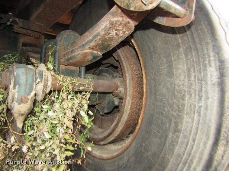 image for item DA3248 1976 Fruehauf flatbed trailer