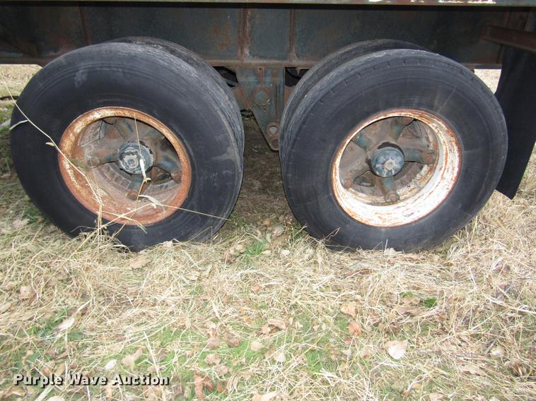image for item DA3248 1976 Fruehauf flatbed trailer