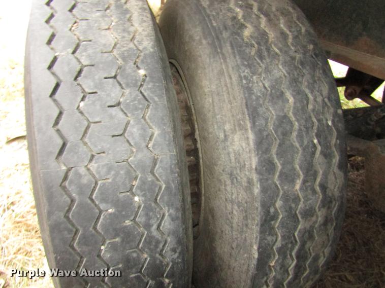 image for item DA3248 1976 Fruehauf flatbed trailer