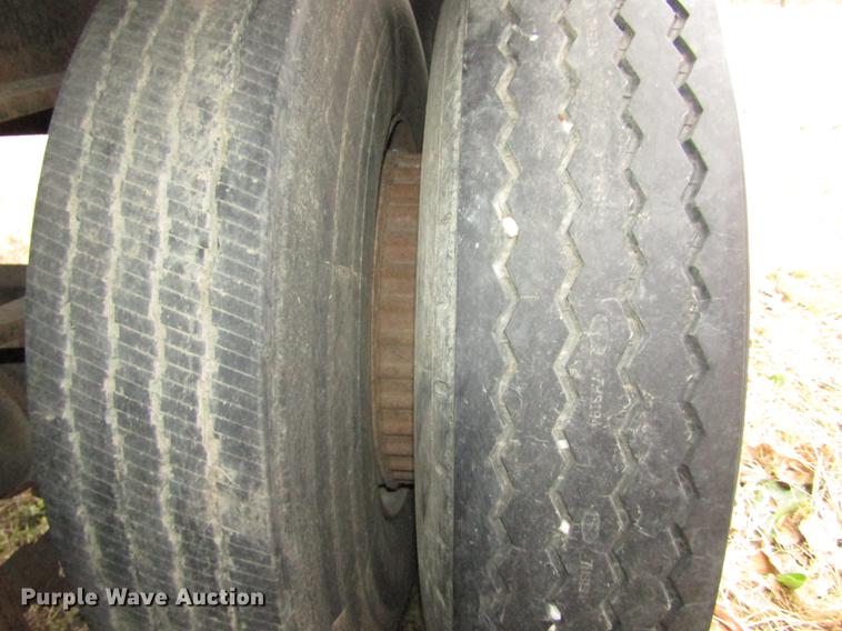 image for item DA3248 1976 Fruehauf flatbed trailer