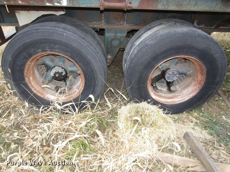 image for item DA3248 1976 Fruehauf flatbed trailer