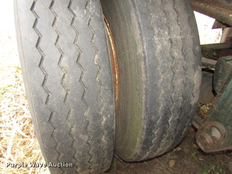 image for item DA3248 1976 Fruehauf flatbed trailer