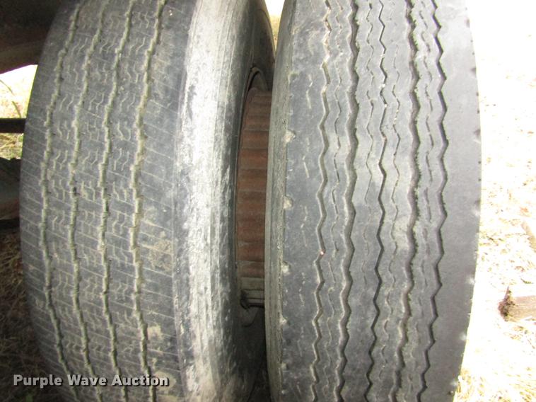 image for item DA3248 1976 Fruehauf flatbed trailer