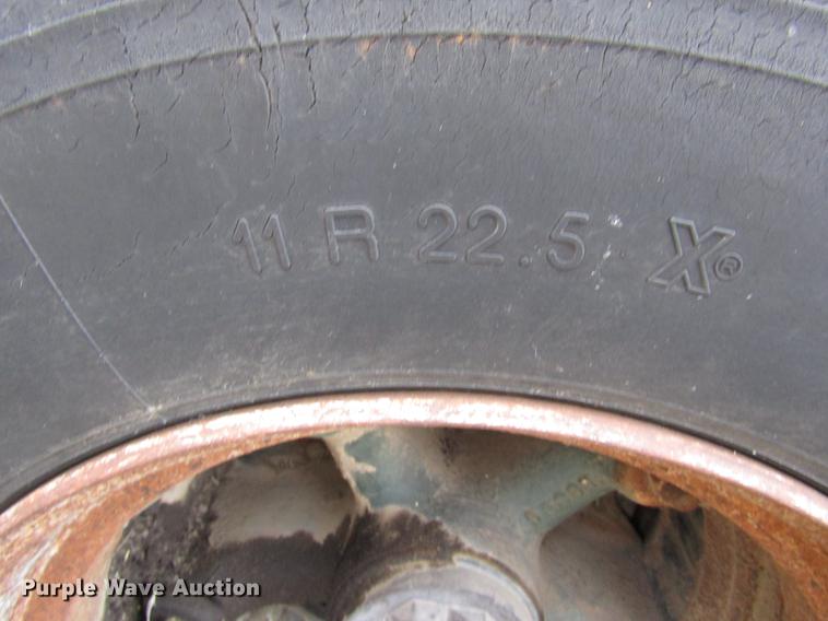 image for item DA3248 1976 Fruehauf flatbed trailer