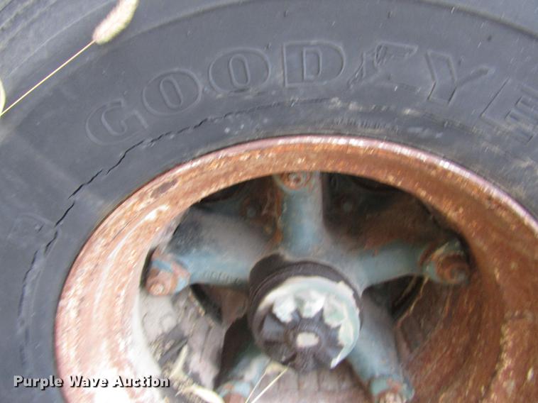 image for item DA3248 1976 Fruehauf flatbed trailer