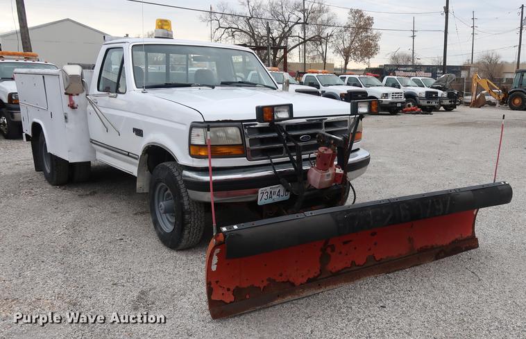 image for item DA6557 1995 Ford F250 utility bed pickup truck