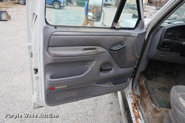 image for item DA6557 1995 Ford F250 utility bed pickup truck