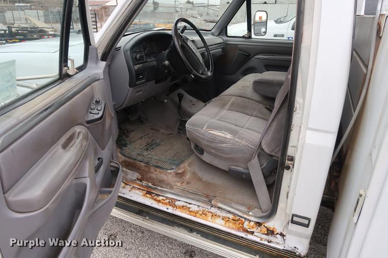image for item DA6557 1995 Ford F250 utility bed pickup truck