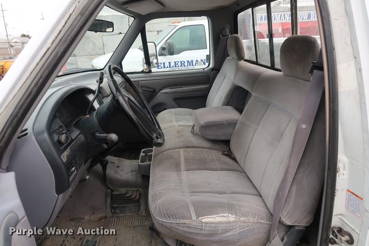 image for item DA6557 1995 Ford F250 utility bed pickup truck