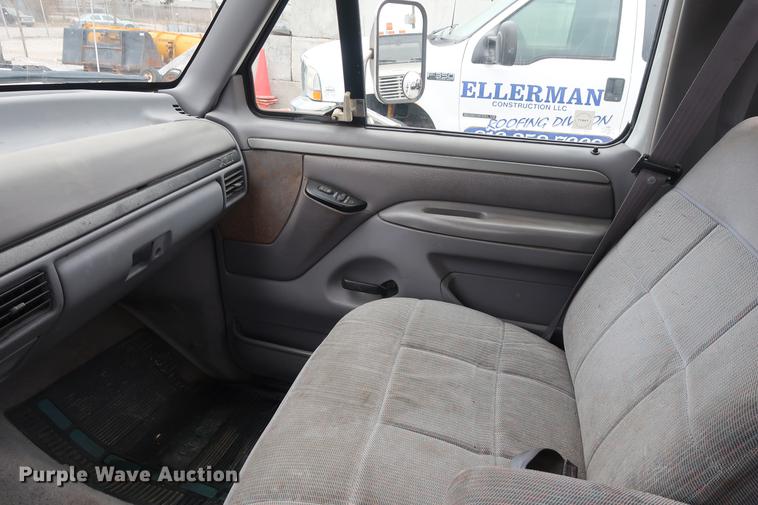 image for item DA6557 1995 Ford F250 utility bed pickup truck