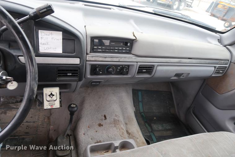 image for item DA6557 1995 Ford F250 utility bed pickup truck