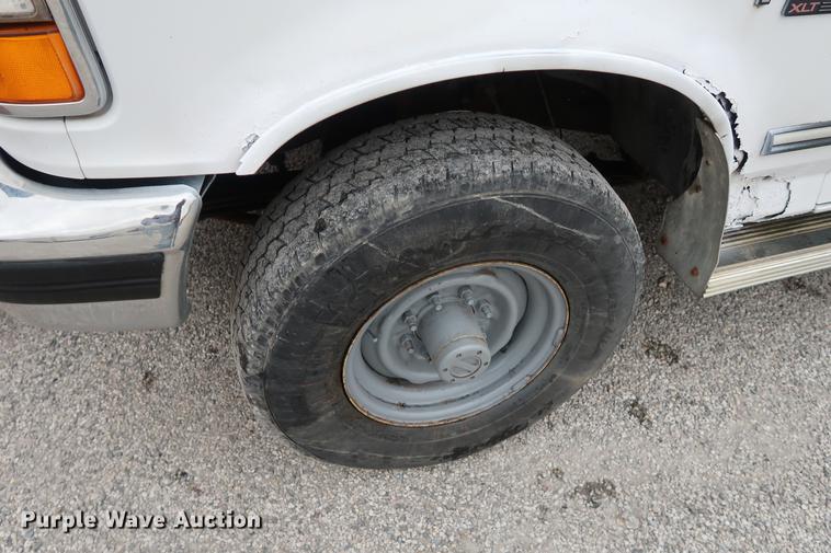 image for item DA6557 1995 Ford F250 utility bed pickup truck