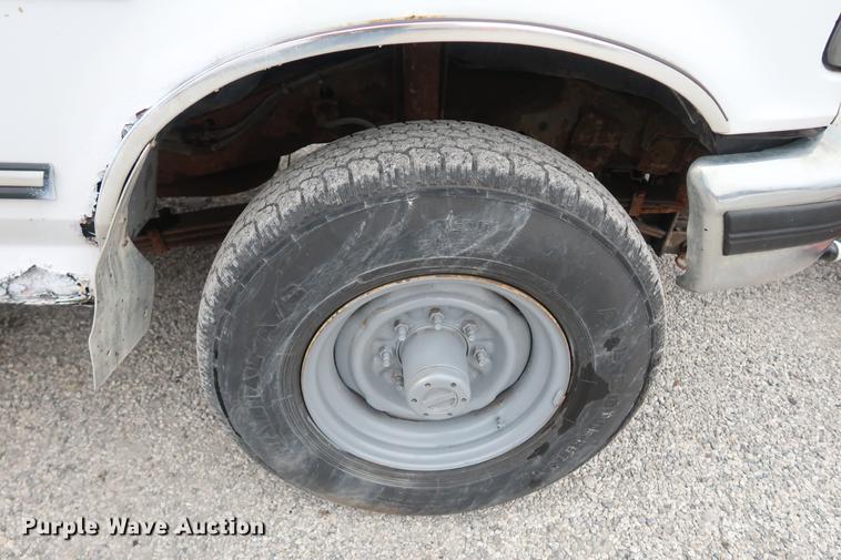 image for item DA6557 1995 Ford F250 utility bed pickup truck