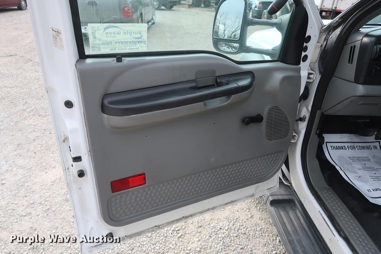 image for item DA6558 2006 Ford F550 bucket truck
