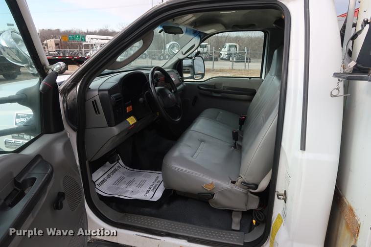 image for item DA6558 2006 Ford F550 bucket truck