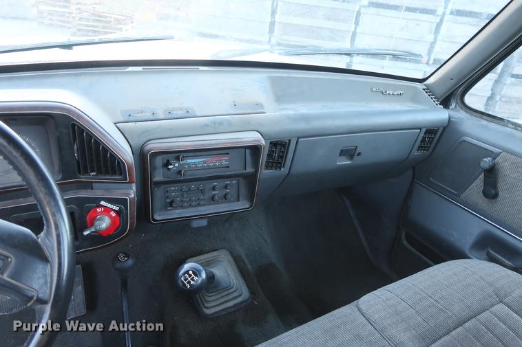 image for item DA8520 1989 Ford F250 XLT pickup truck