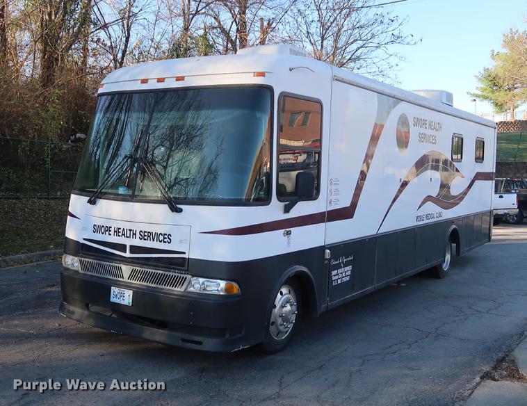 image for item DA8524 2004 Workhorse W22 mobile medical clinic RV