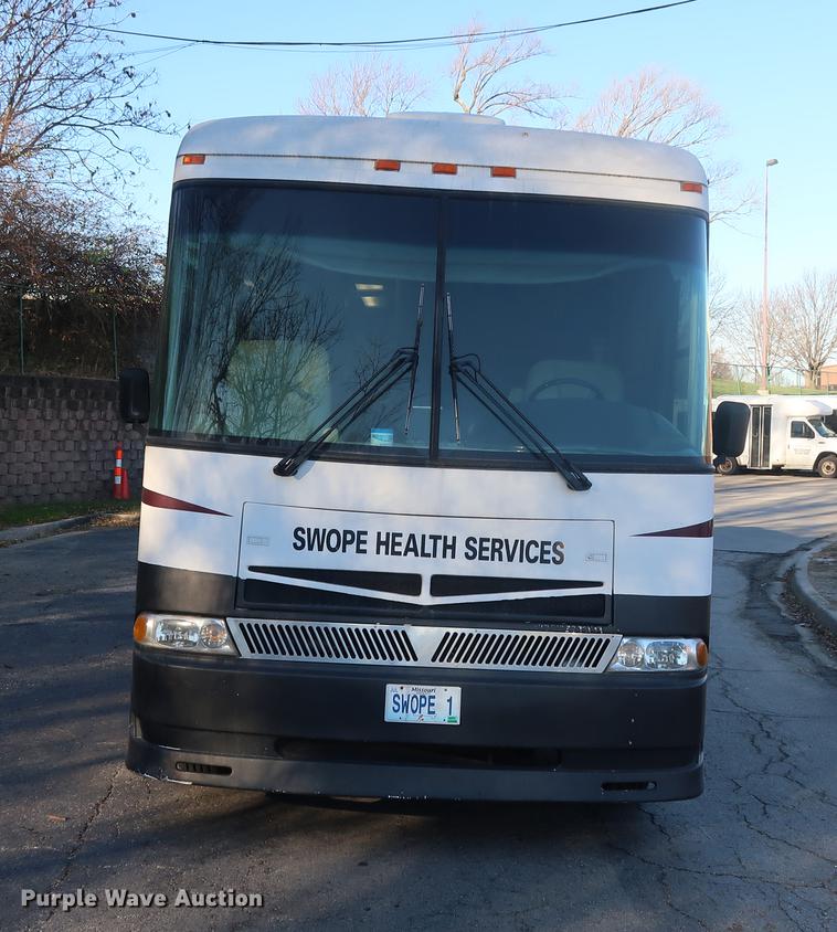 image for item DA8524 2004 Workhorse W22 mobile medical clinic RV