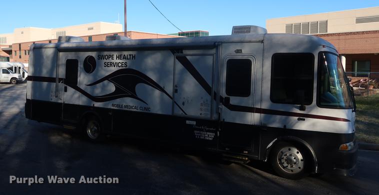 image for item DA8524 2004 Workhorse W22 mobile medical clinic RV