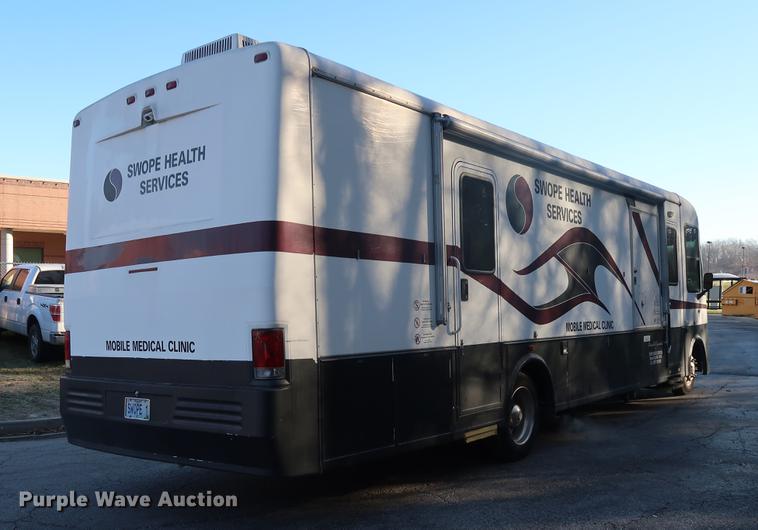 image for item DA8524 2004 Workhorse W22 mobile medical clinic RV