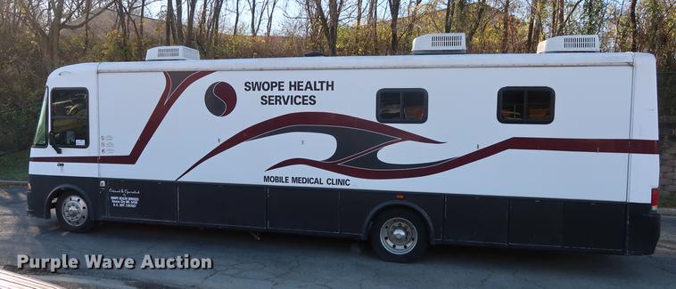 image for item DA8524 2004 Workhorse W22 mobile medical clinic RV