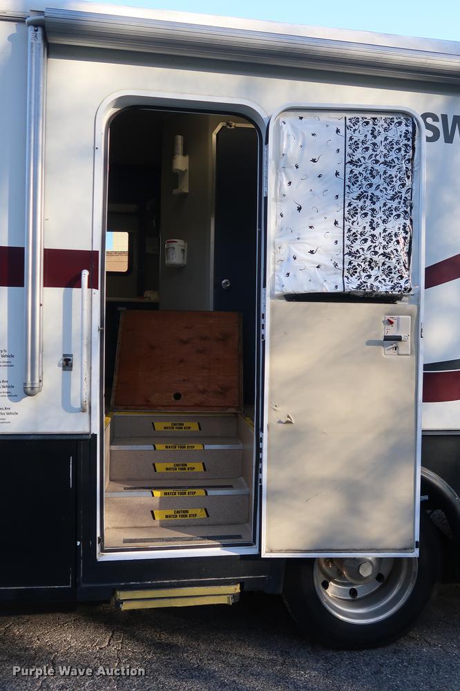 image for item DA8524 2004 Workhorse W22 mobile medical clinic RV