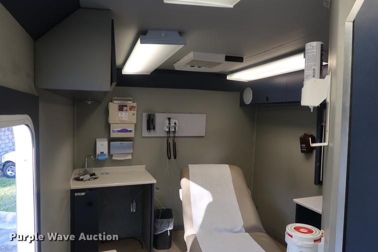 image for item DA8524 2004 Workhorse W22 mobile medical clinic RV