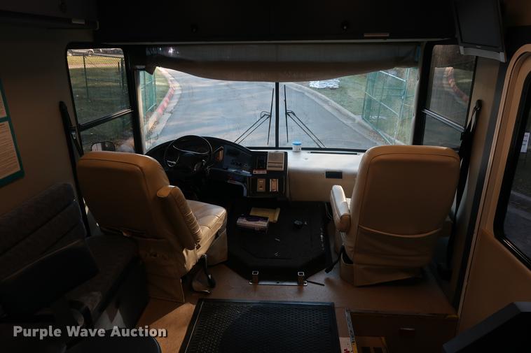 image for item DA8524 2004 Workhorse W22 mobile medical clinic RV