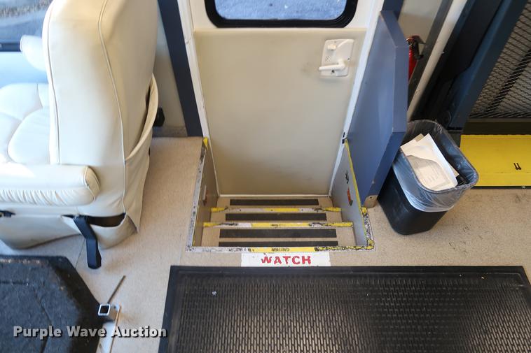 image for item DA8524 2004 Workhorse W22 mobile medical clinic RV