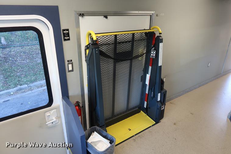 image for item DA8524 2004 Workhorse W22 mobile medical clinic RV