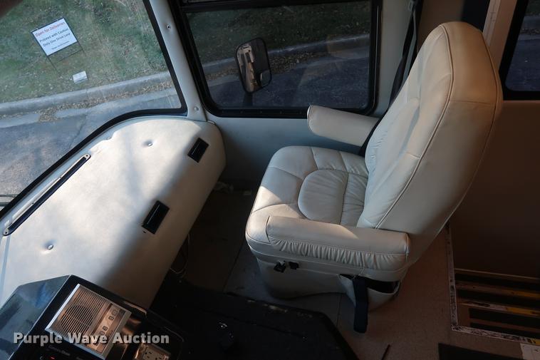 image for item DA8524 2004 Workhorse W22 mobile medical clinic RV