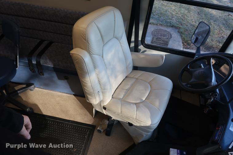 image for item DA8524 2004 Workhorse W22 mobile medical clinic RV