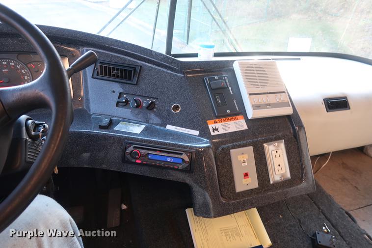 image for item DA8524 2004 Workhorse W22 mobile medical clinic RV