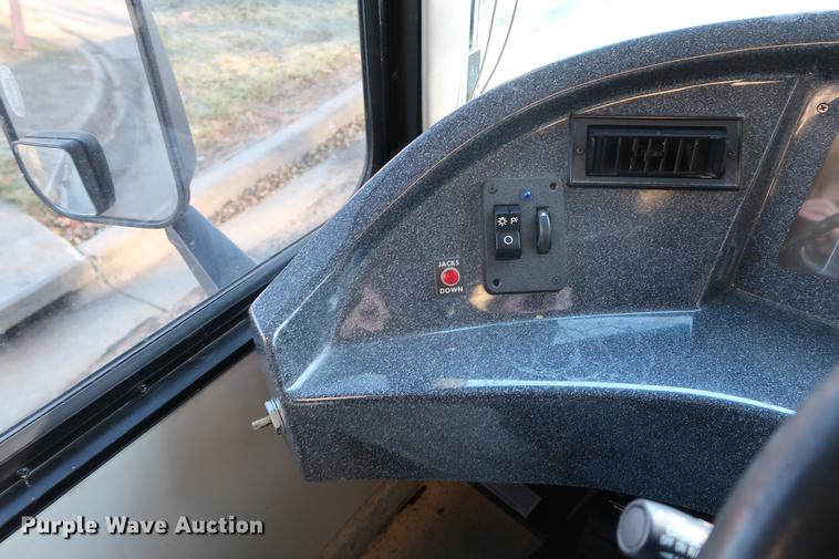 image for item DA8524 2004 Workhorse W22 mobile medical clinic RV