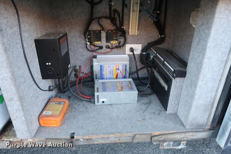 image for item DA8524 2004 Workhorse W22 mobile medical clinic RV