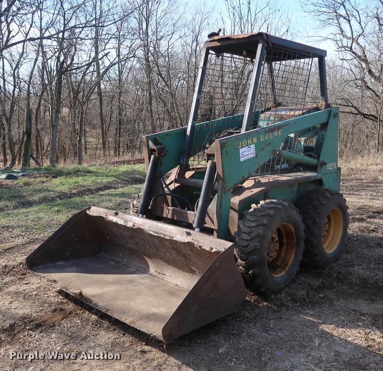 image for item DA8526 John Deere 125 skid steer