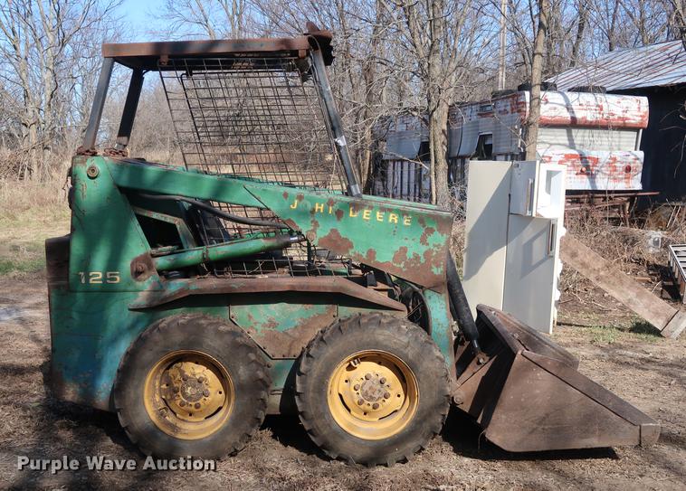 image for item DA8526 John Deere 125 skid steer