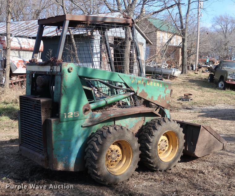 image for item DA8526 John Deere 125 skid steer