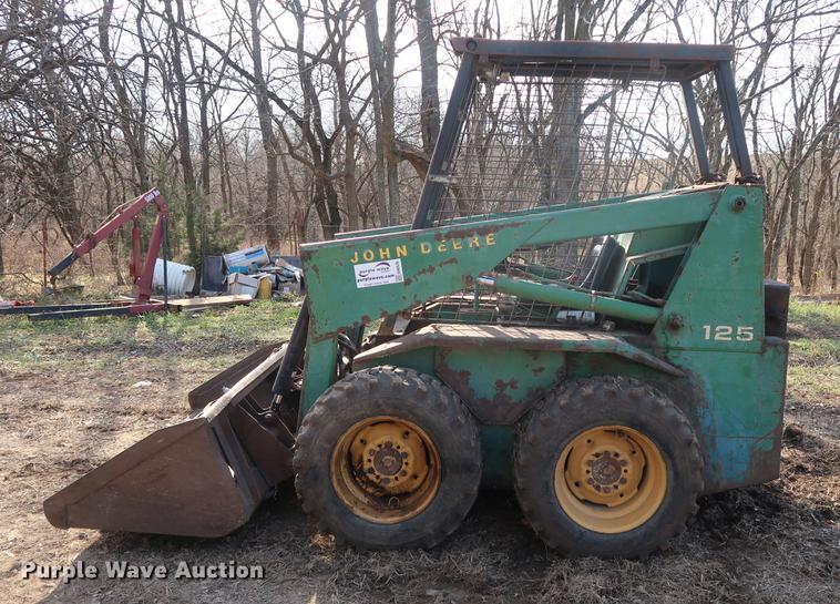 image for item DA8526 John Deere 125 skid steer