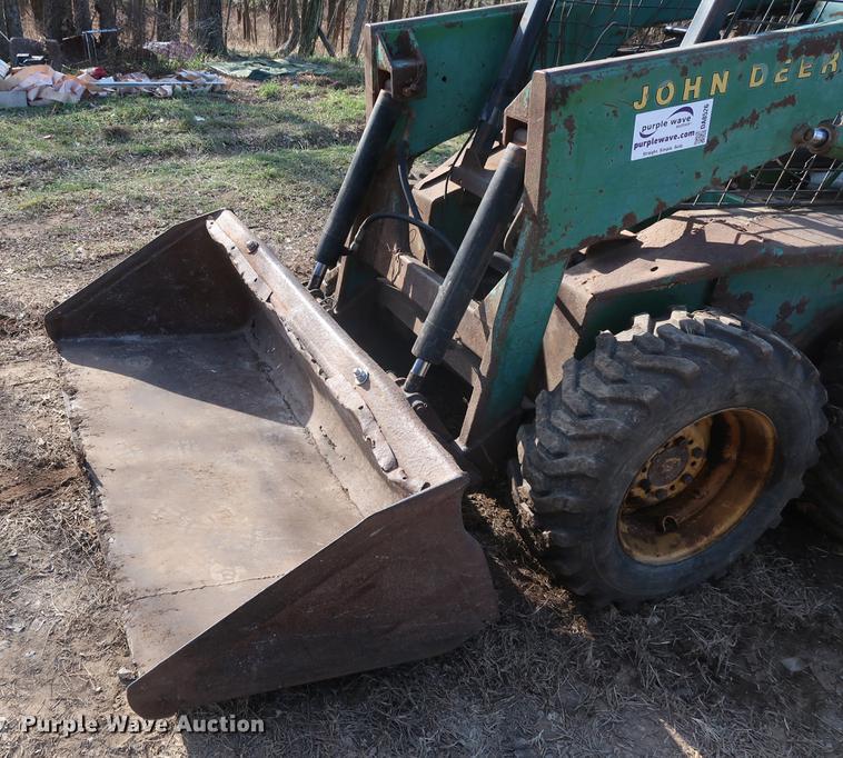 image for item DA8526 John Deere 125 skid steer