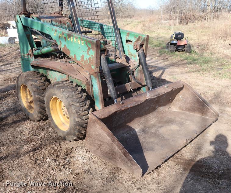 image for item DA8526 John Deere 125 skid steer