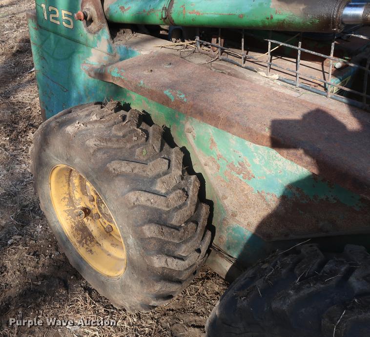 image for item DA8526 John Deere 125 skid steer