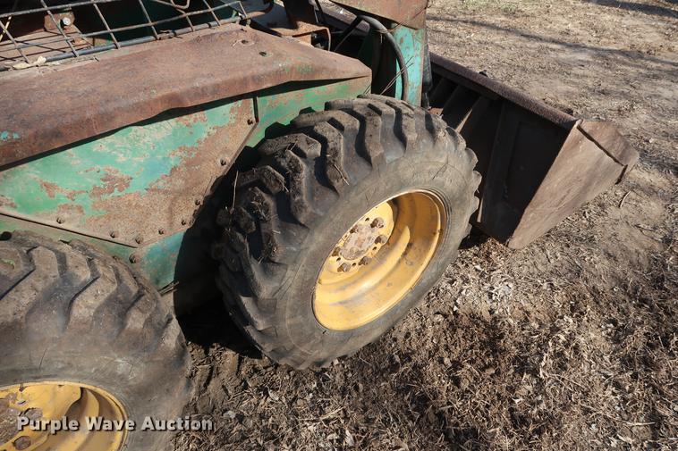 image for item DA8526 John Deere 125 skid steer