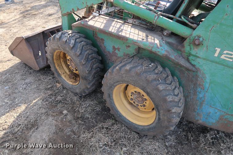 image for item DA8526 John Deere 125 skid steer